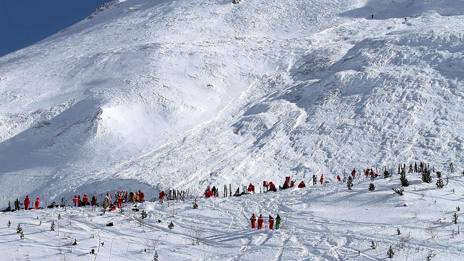 Varios esquiadores están atrapados por un alud en la popular estación de esquí de Tignes, en los Alpes franceses.