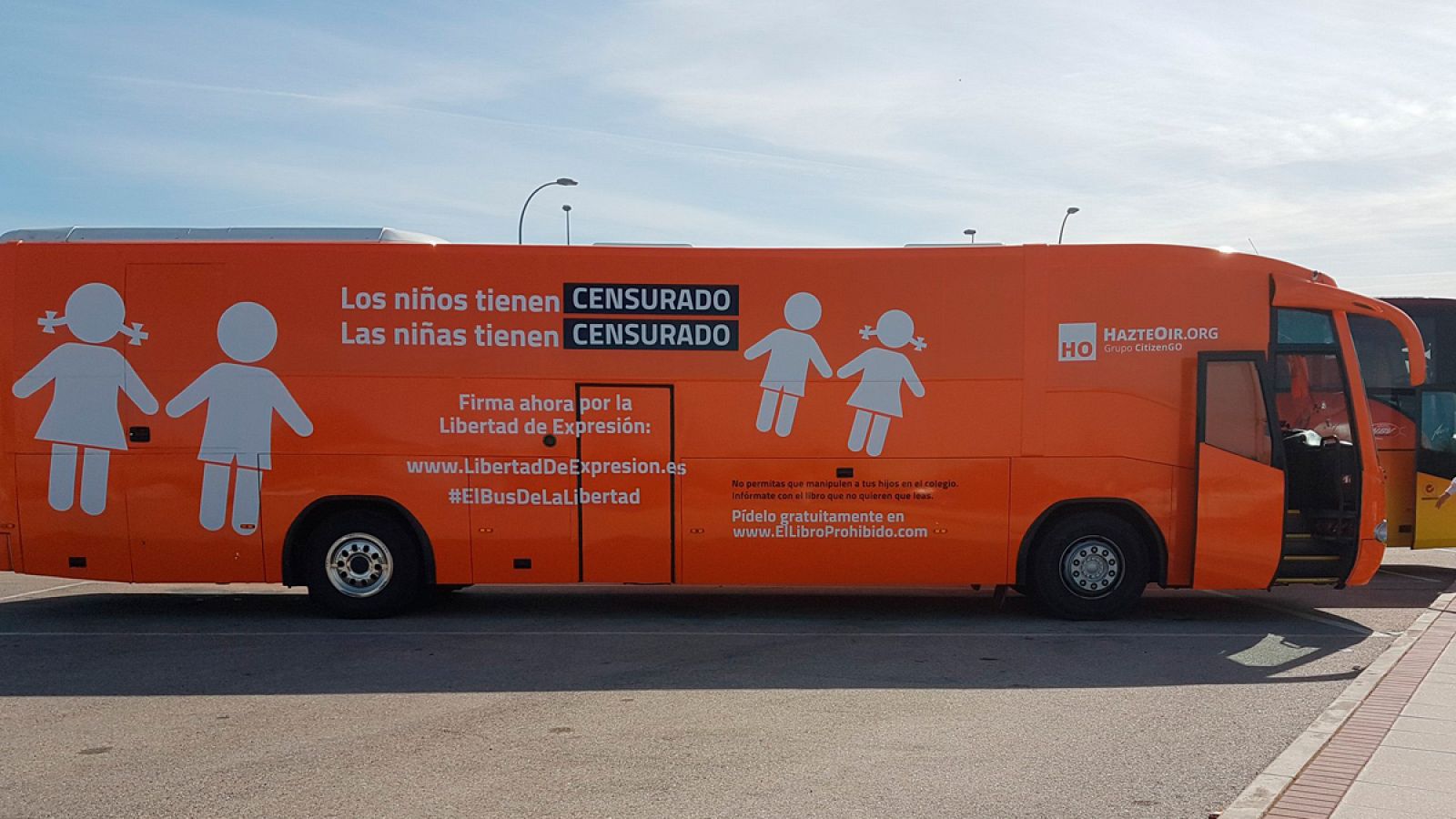 Tercera versión del autobús promocional de la organización ultracatólica Hazte Oír, en una imagen distribuida por el propio colectivo en su cuenta de Twitter