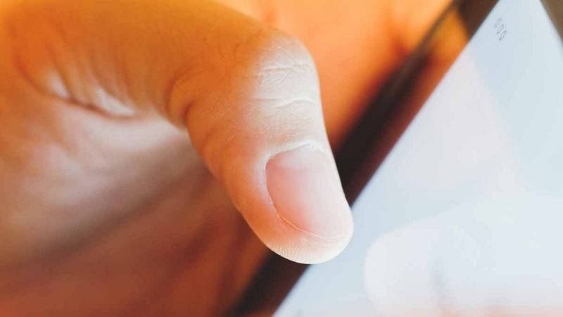 Según el barómetro del CIS de febrero, el teléfono es el principal dispositivo de conexión a internet (87%).