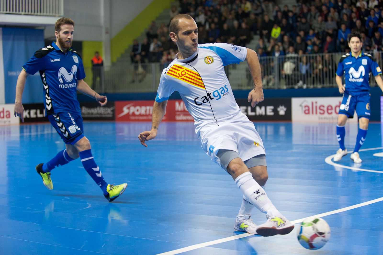 Dani Salgado trata de jugar el balón ante la mirada del interista Pola.