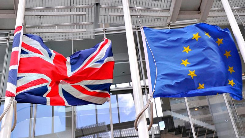 Las banderas del Reino Unido y de la Unión Europea ondean en un edificio de Londres