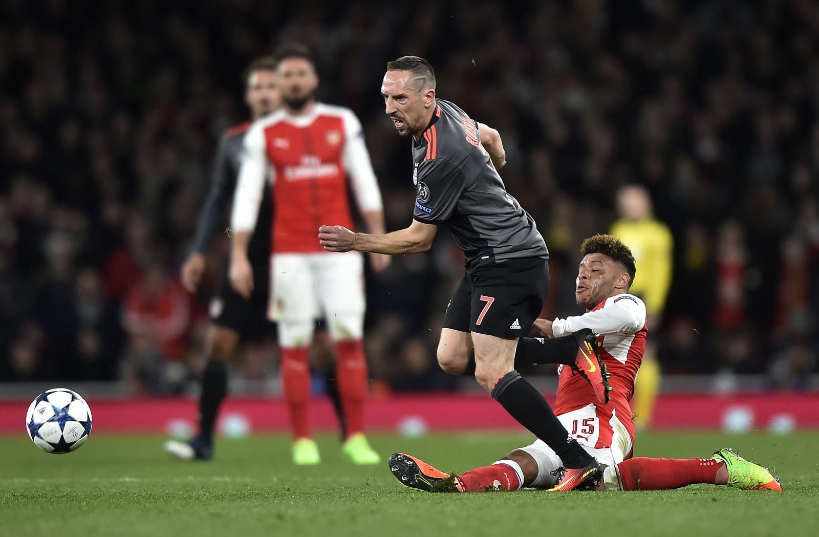 Ribery en acción ante Alex Oxlade-Chamberlain.