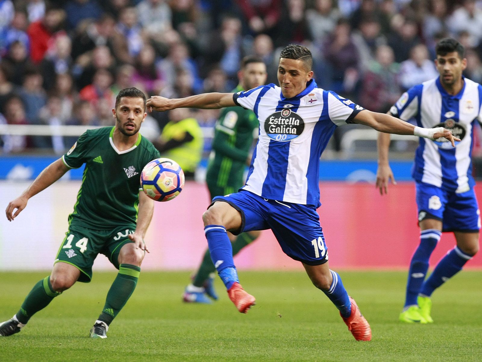 Fajr y Durmisi durante el encuentro correspondiente a la jornada 21 de LaLiga.