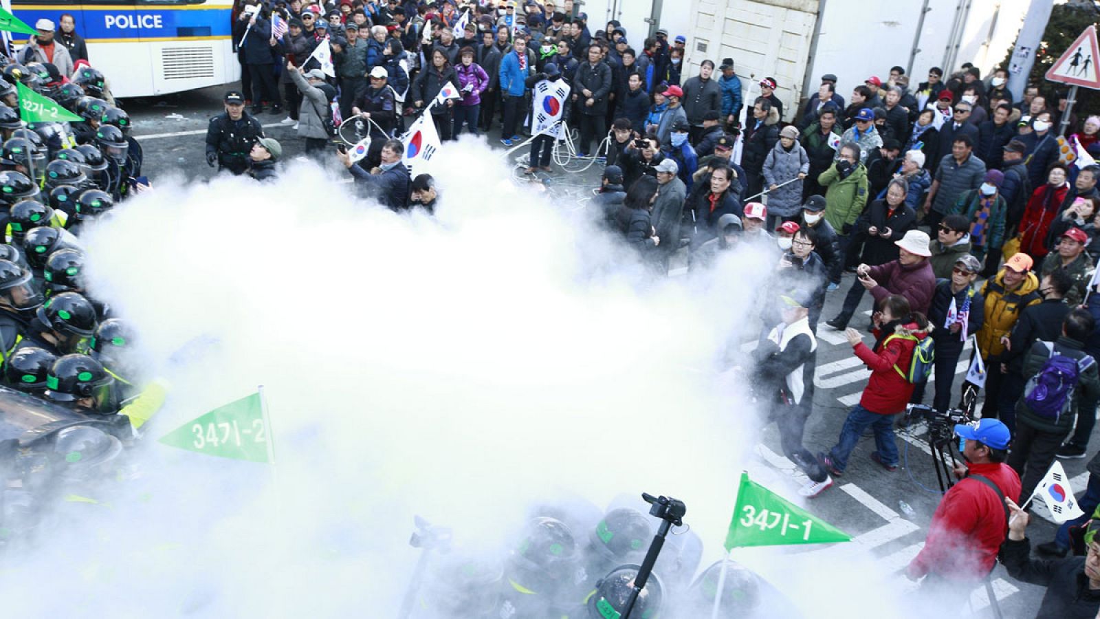 Simpatizantes de la presidenta Park Geun-hye se enfrentan a la policía tras la ratificación de la destitución de la mandataria a manos del Tibunal Consitucional en Seúl el viernes 10 de marzo de 2017.