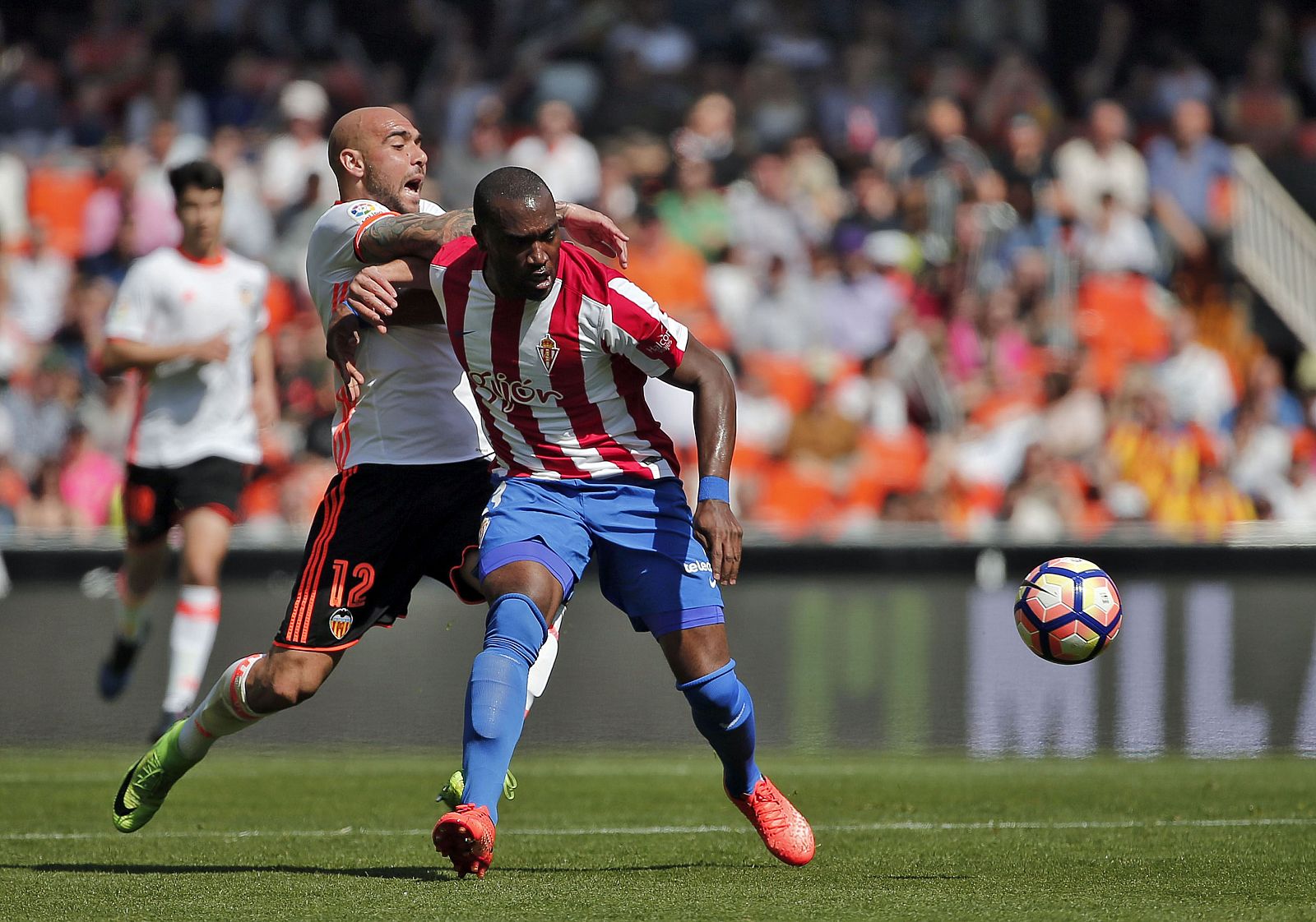 Simone Zaza disputa un balón con el defensa francés Sylvain Babin.