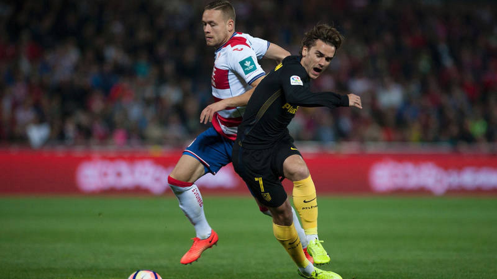 Griezmann, con Ingason.