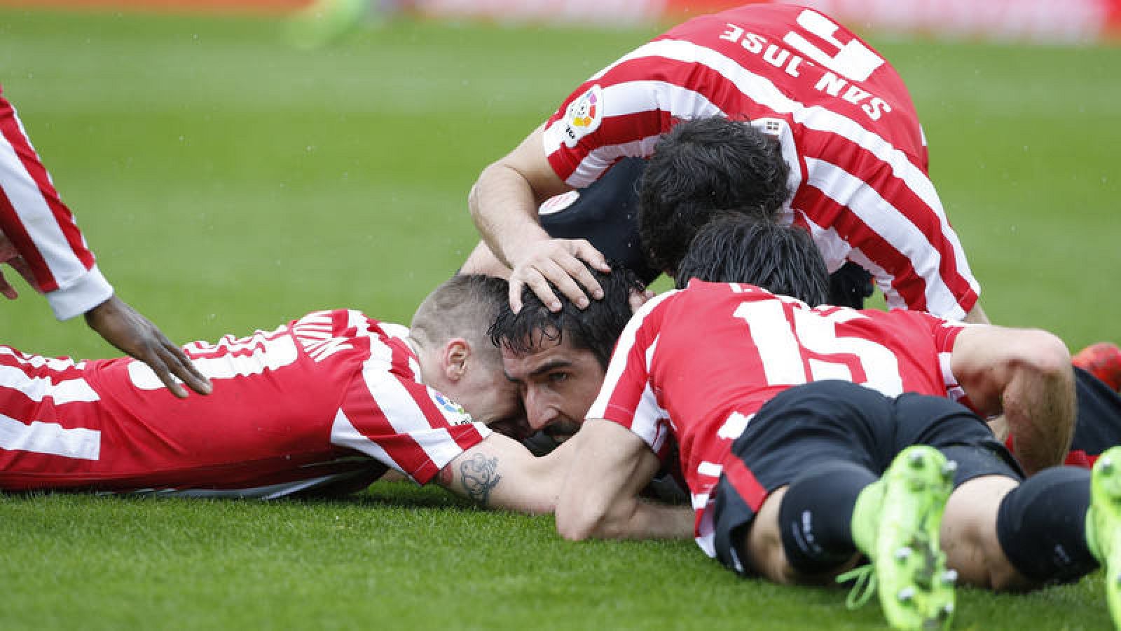 Los jugadores del Athletic celebran el gol de Raúl García.