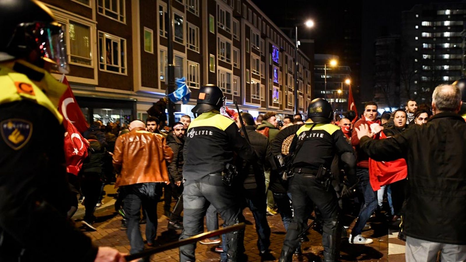 Imagen de una de las manifestaciones ocurridas en Holanda durante los últimos días en contra del veto a los ministros turcos