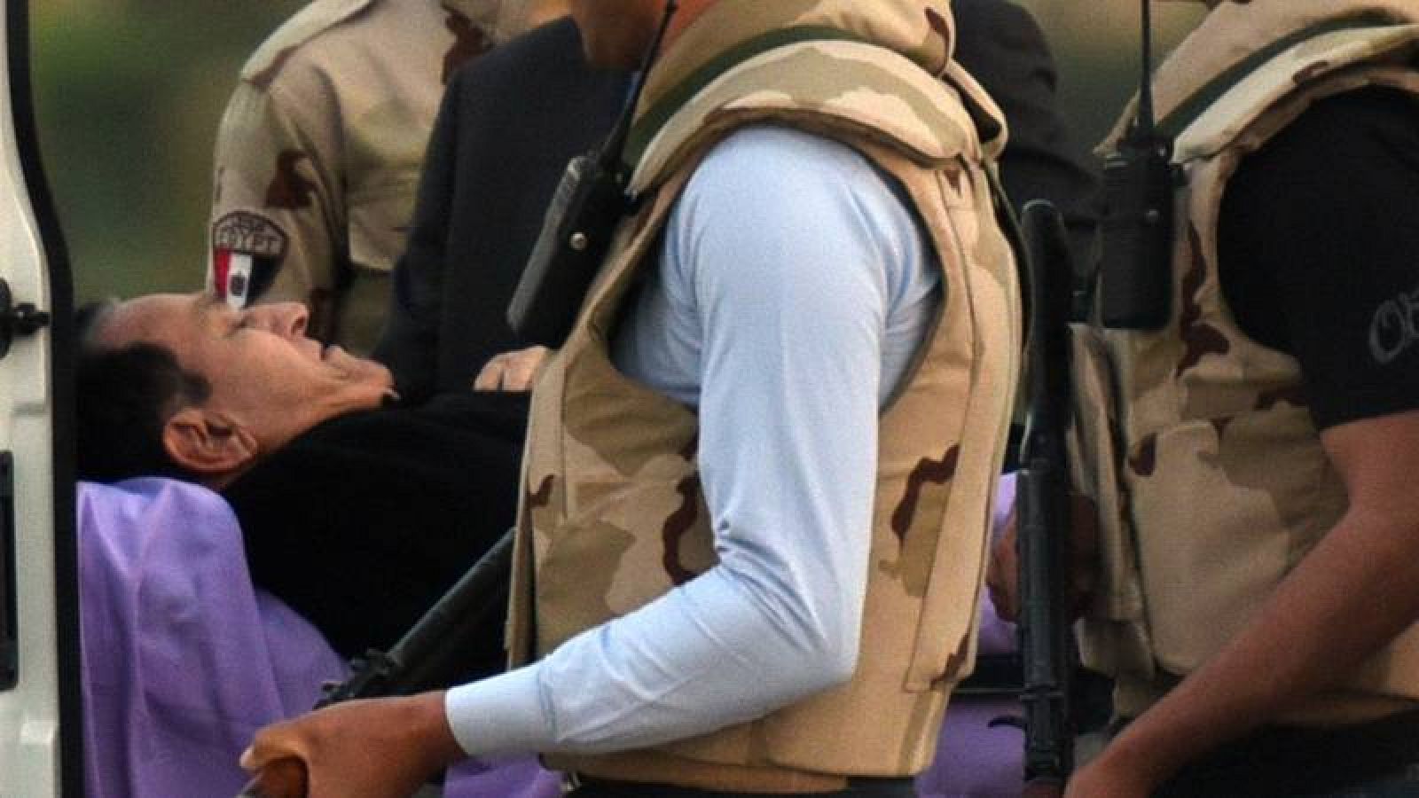  El expresidente de Egipto, Hosni Mubarak, es trasladado desde la corte de El Cairo hasta el hospital en el que permanece en prisión domiciliaria.