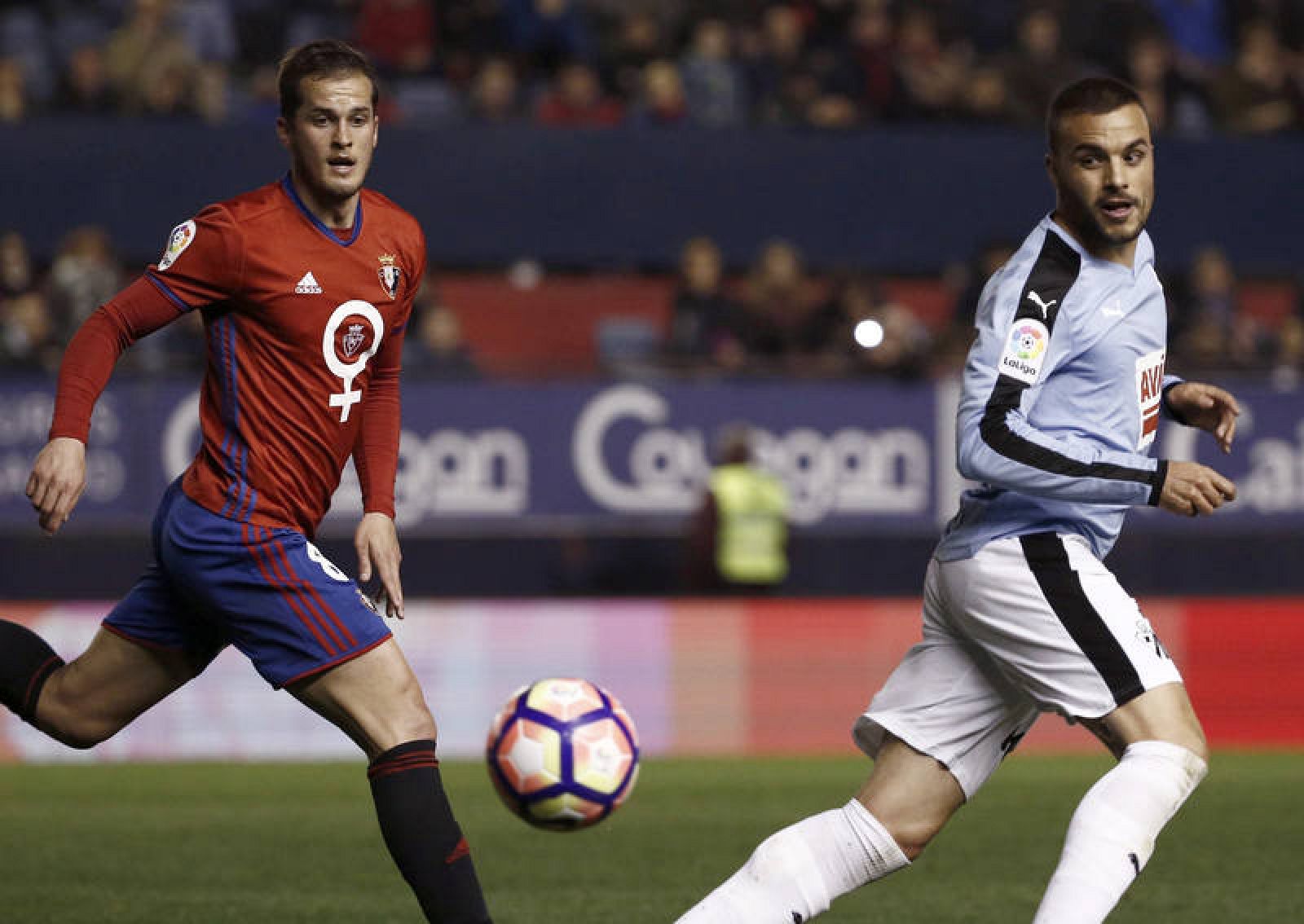 Goran Causic corre hacia el balón junto a Arbilla.