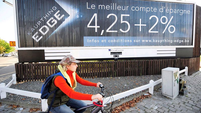 Imagen de archivo de una valla publicitaria en Bélgica del banco islandés Kaupthing, que fue nacionalizado