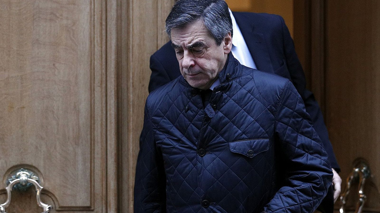 El candidato de la derecha a las presidenciales francesas, François Fillon, sale de su apartamento en París