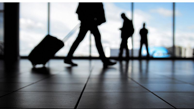 Viajeros en un aeropuerto