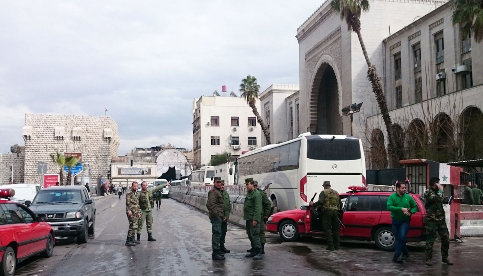 Las fuerzas de seguridad siria acordonan los alrededores del Tribunal de Damasco.