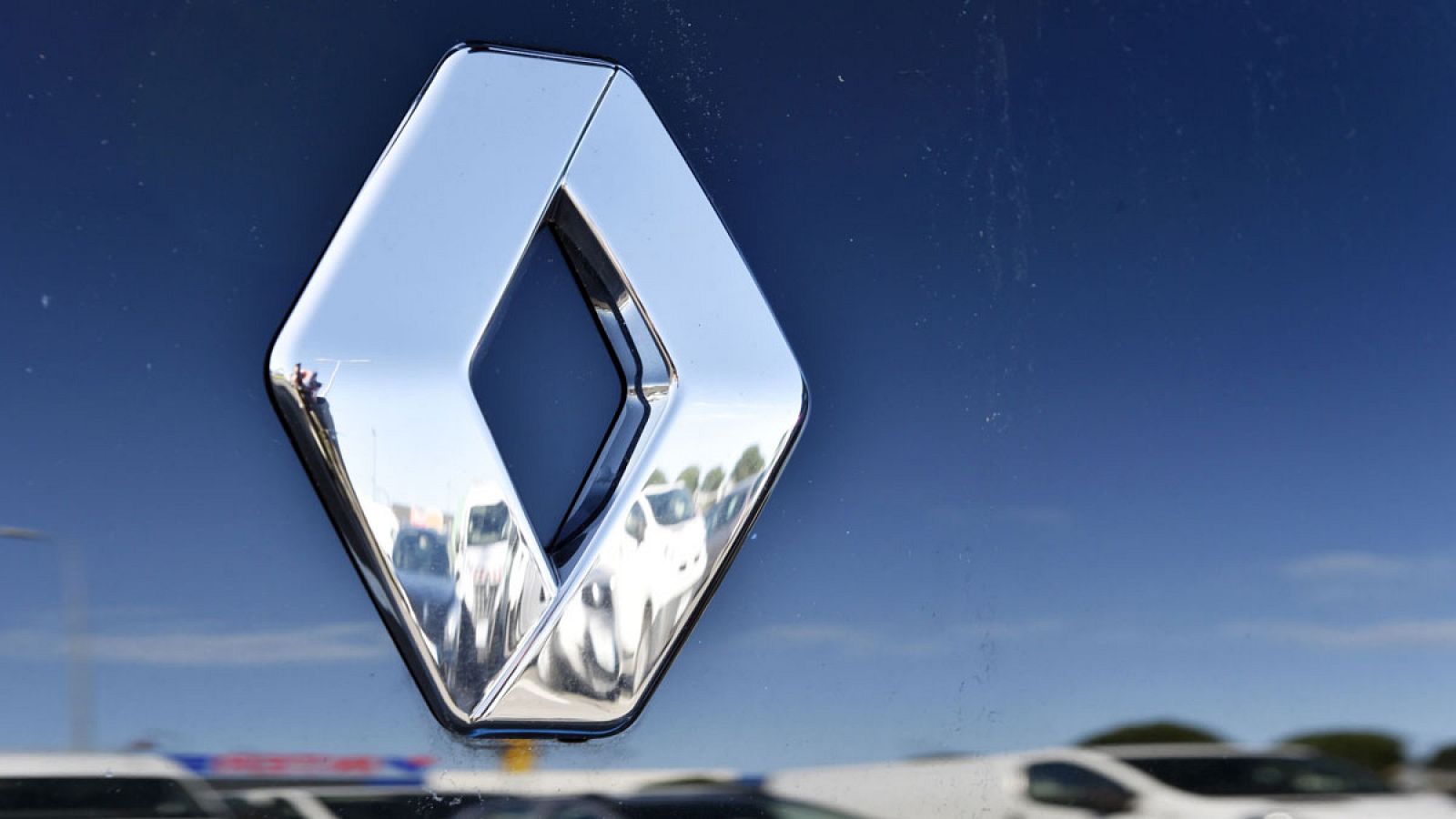 El logotipo de un vehículo Renault en una imagen de archivo.