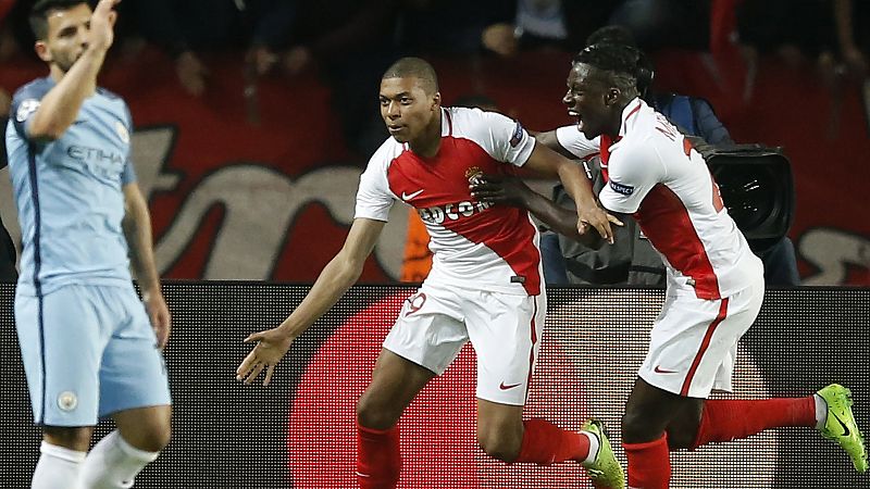 Kylian Mbappe celebra uno de los goles del Mónaco