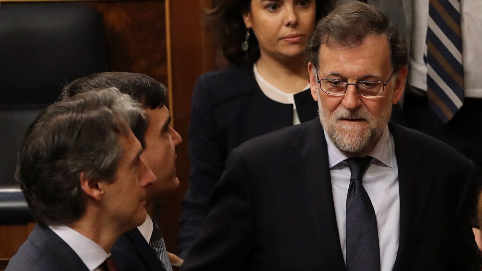 El ministro de Fomento, Iñigo de la Serna, junto al presidente del Gobierno, Mariano Rajoy, tras el pleno del Congreso donde se ha derogado el decreto de la estiba