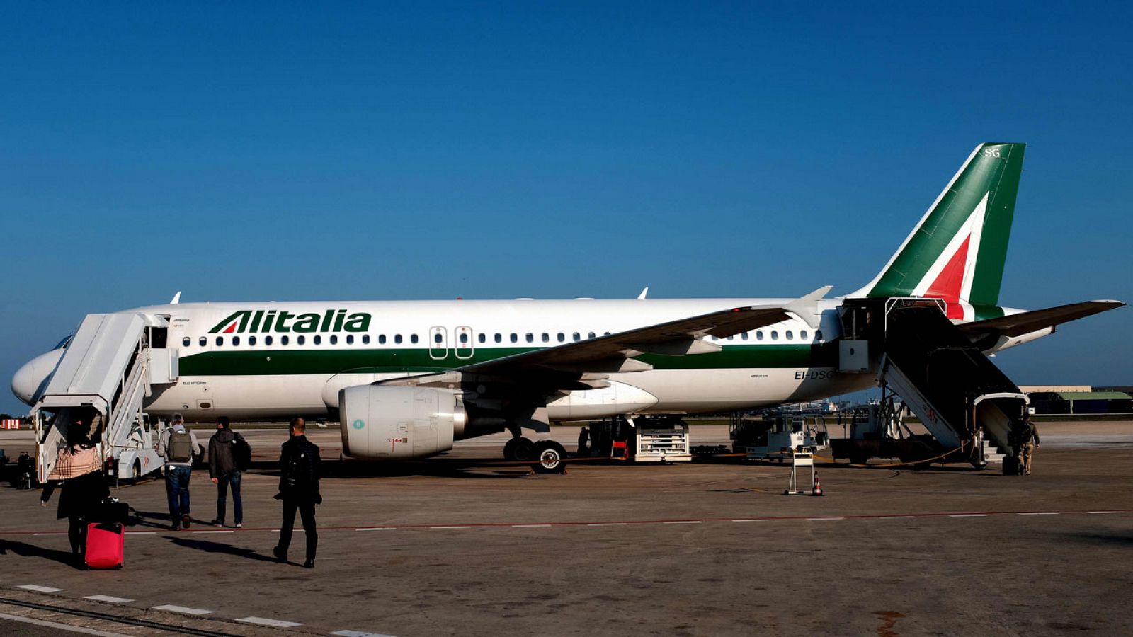 Pasajeros embarcando en un avión de Alitalia en el aeropuerto de Brindisi