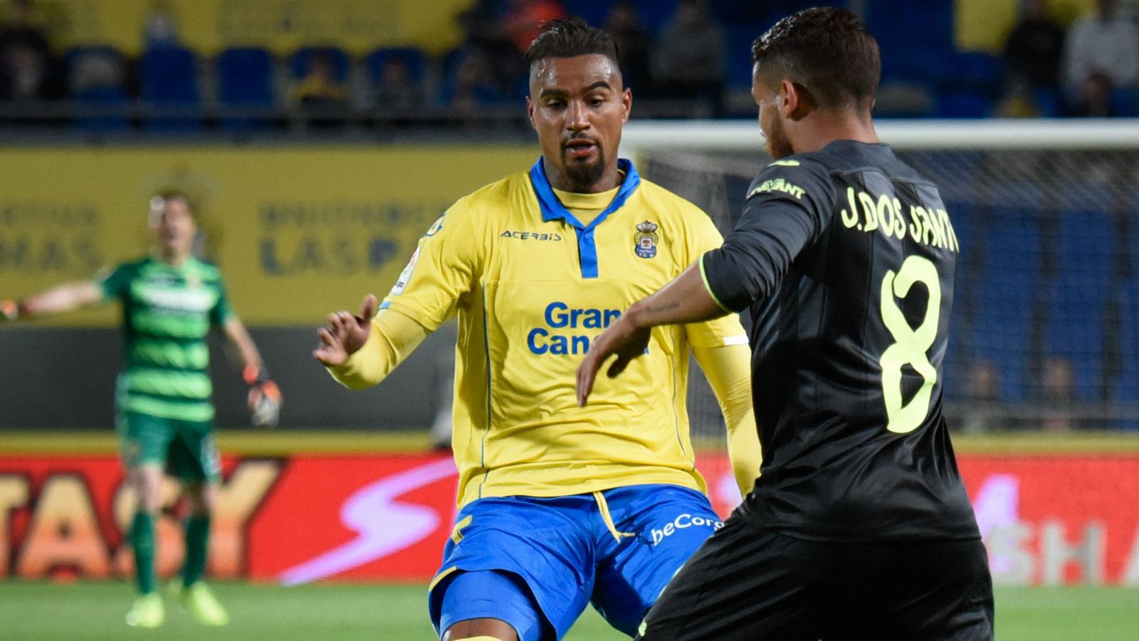 Kevin-Prince Boateng, de Las Palmas, ante Jonathan dos Santos, del Villarreal