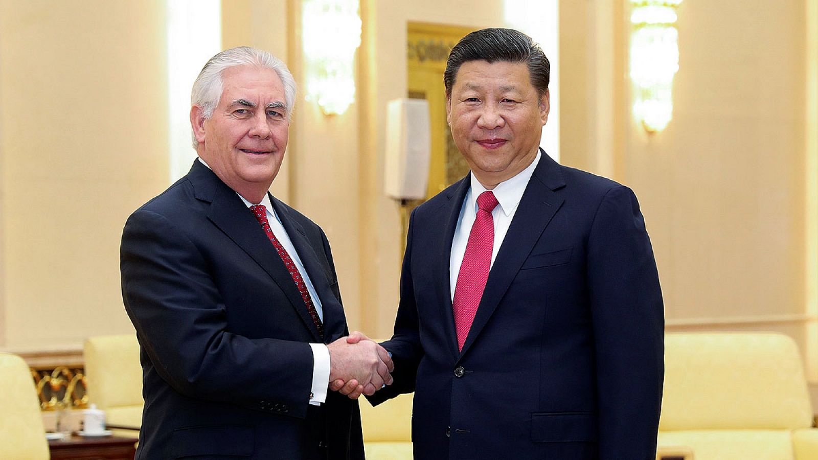 El presidente chino, Xi Jinping (d), y el secretario de Estado estadounidense, Rex Tillerson