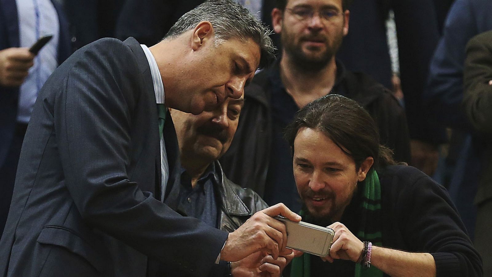 Xavier García Albiol (i) y Pablo Iglesias (d) en el Palau Municipal de Deportes de Badalona durante el Joventut - Barcelona Lassa