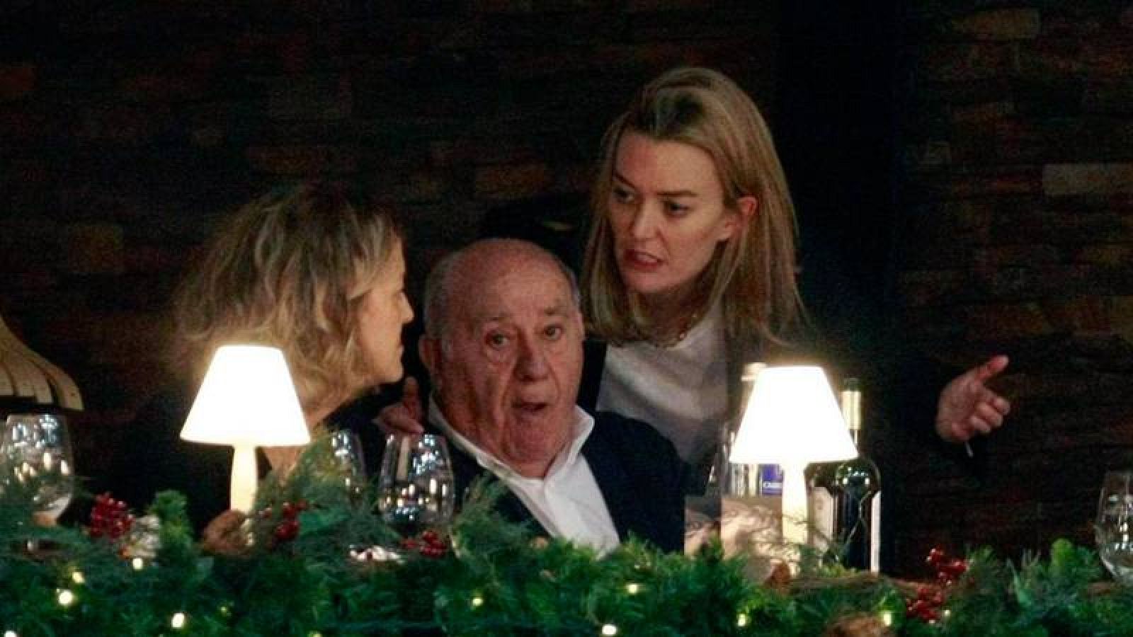 El dueño de Inditex, Amancio Ortega, conversa con su mujer Flora Pérez Marcote y su hija Marta Ortega