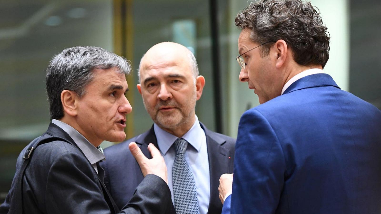 El ministro de finanzas griego, Euclid Tsakalotos (izda), el presidente del Eurogrupo y ministro de finanzas holandés, Jeroen Dijsselbloem (dcha) y el comisario europeo para asuntos económicos y financieros, Pierre Moscovici, durante la reunión del E