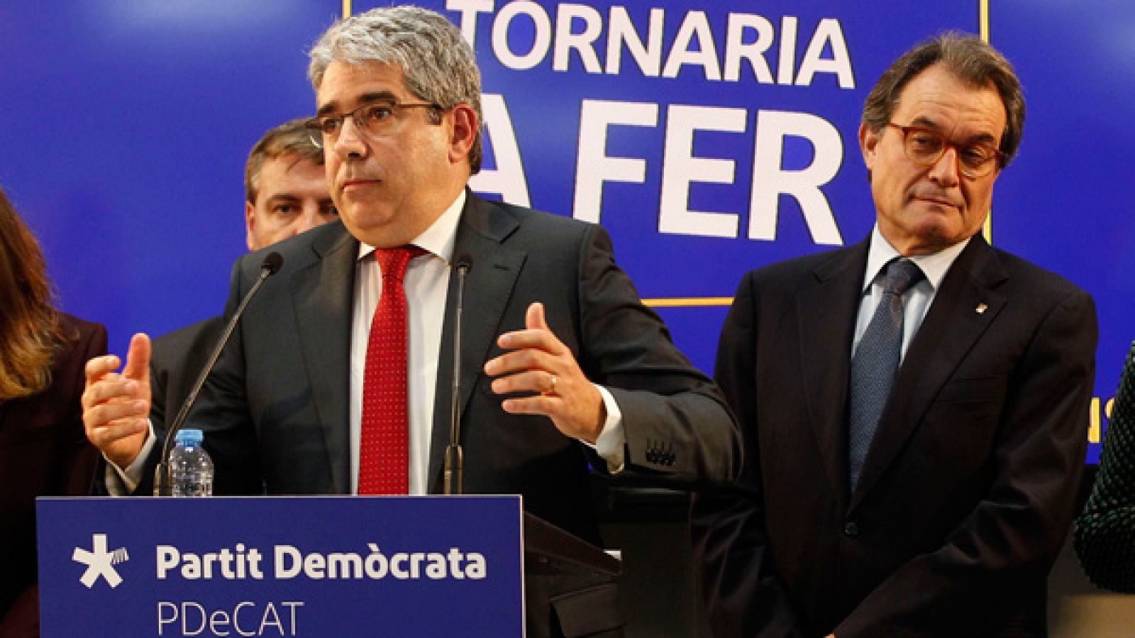 El exconseller y portavoz del PDeCat en el Congreso, Francesc Homs, junto a Artur Mas en una rueda de prensa en la sede del partido