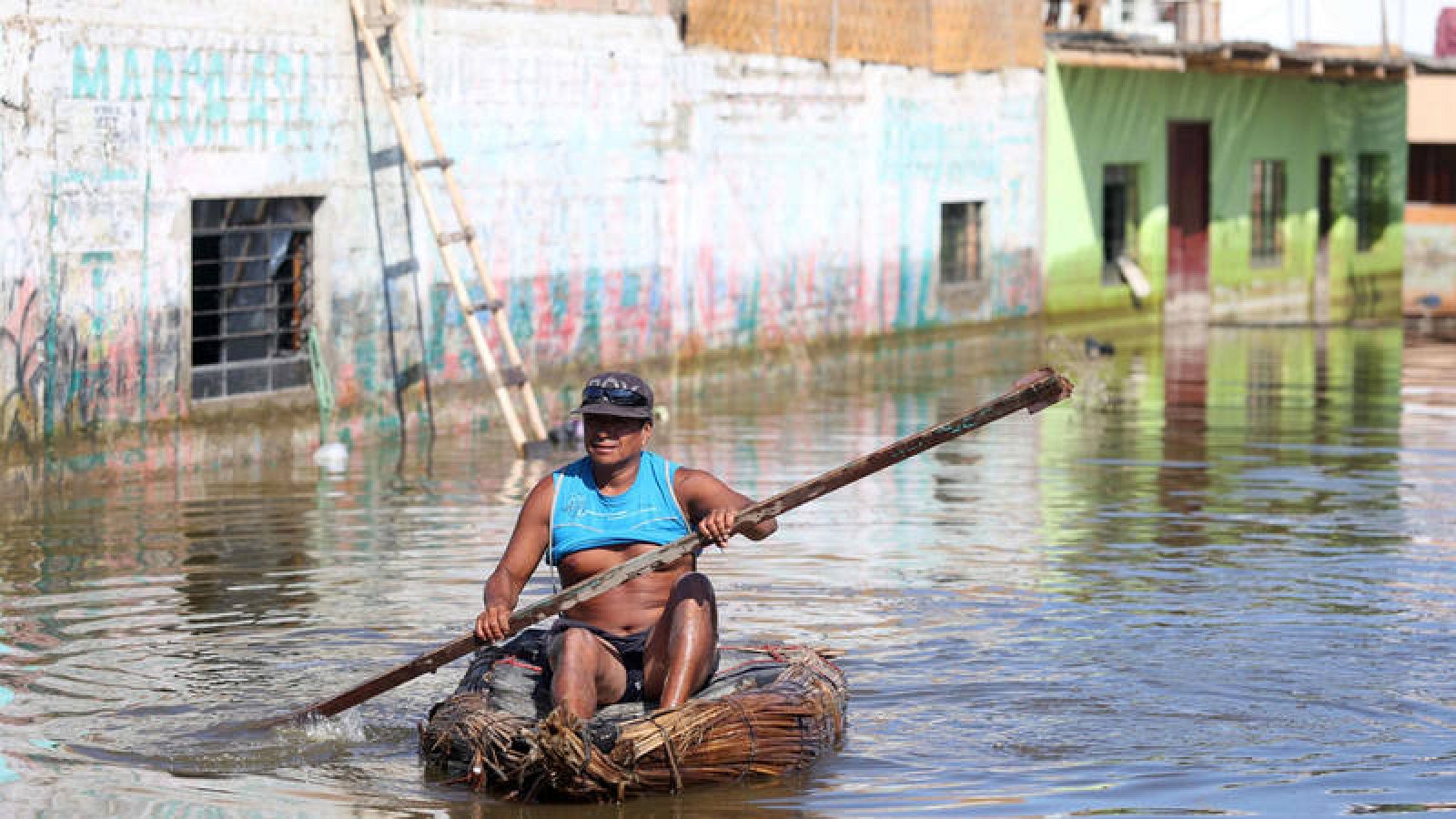Un damnificado del pueblo de Huarmey, se desplaza sobre una pequeña balsa.