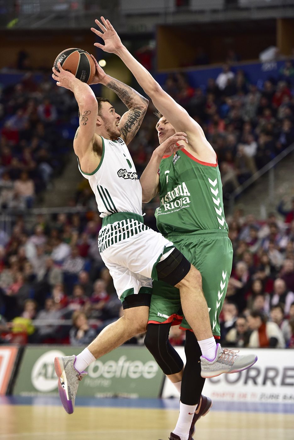 El jugador del Panathinaikos Superfoods Athens Mike James tira a canasta ante el jugador del Baskonia, Johannes Voigtmann.