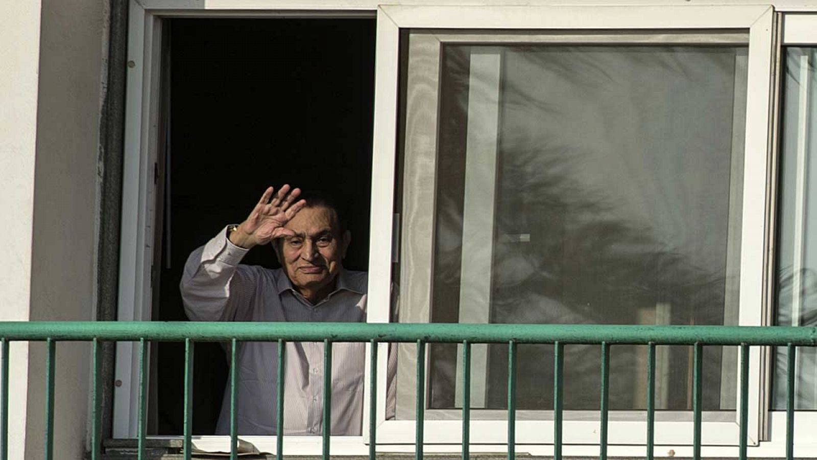 Hosni Mubarak saluda desde el hospital Maadi, en El Cairo, en una imagen de archivo.