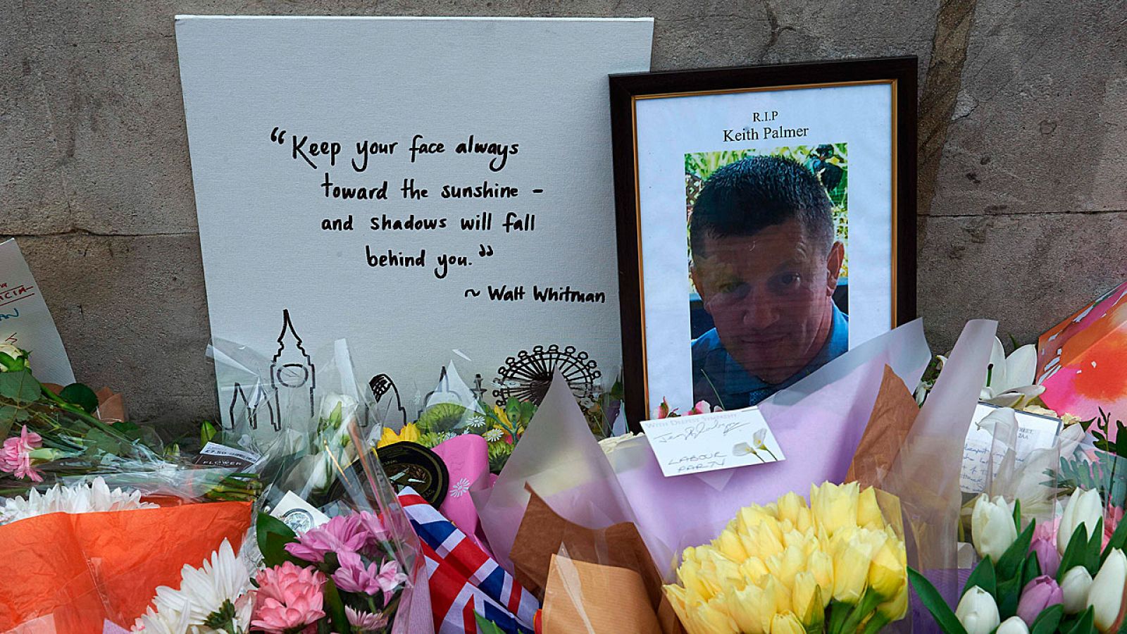 Flores rodean la fotografía del policía Keith Palmer, una de las víctimas, cerca del Parlamento en Londres.