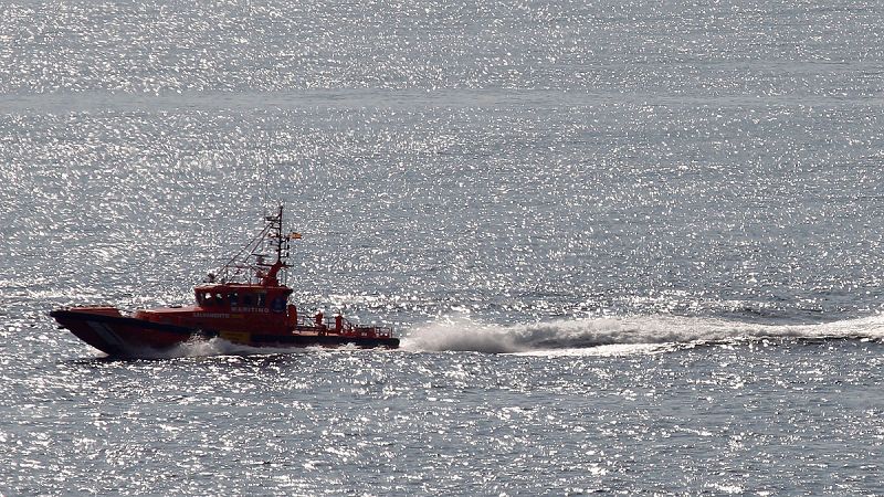 Un barco de Salvamento Marítimo en aguas del Estrecho