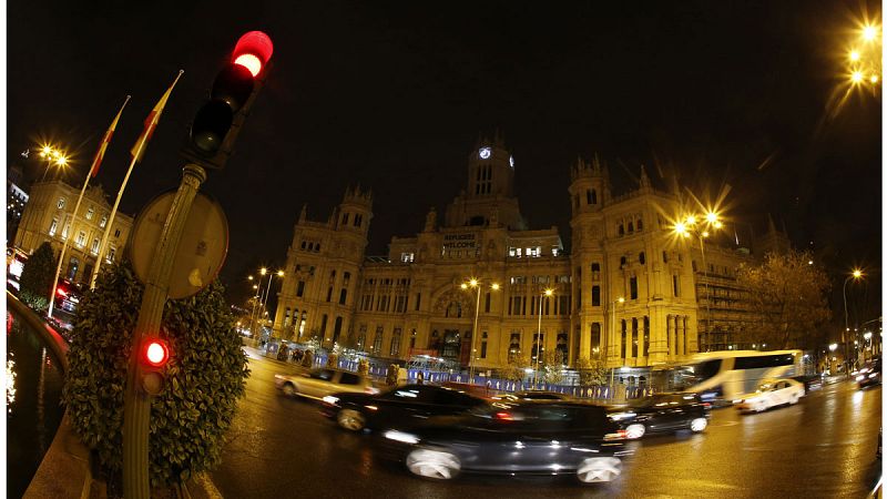 Imágenes del Palacio de Cibeles, sede del Ayuntamiento de Madrid, durante la "Hora del Planeta" el sábado 25 de marzo de 2017.