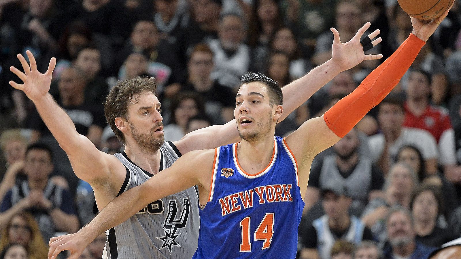 Pau Gasol marca a Willy Hernángomez.