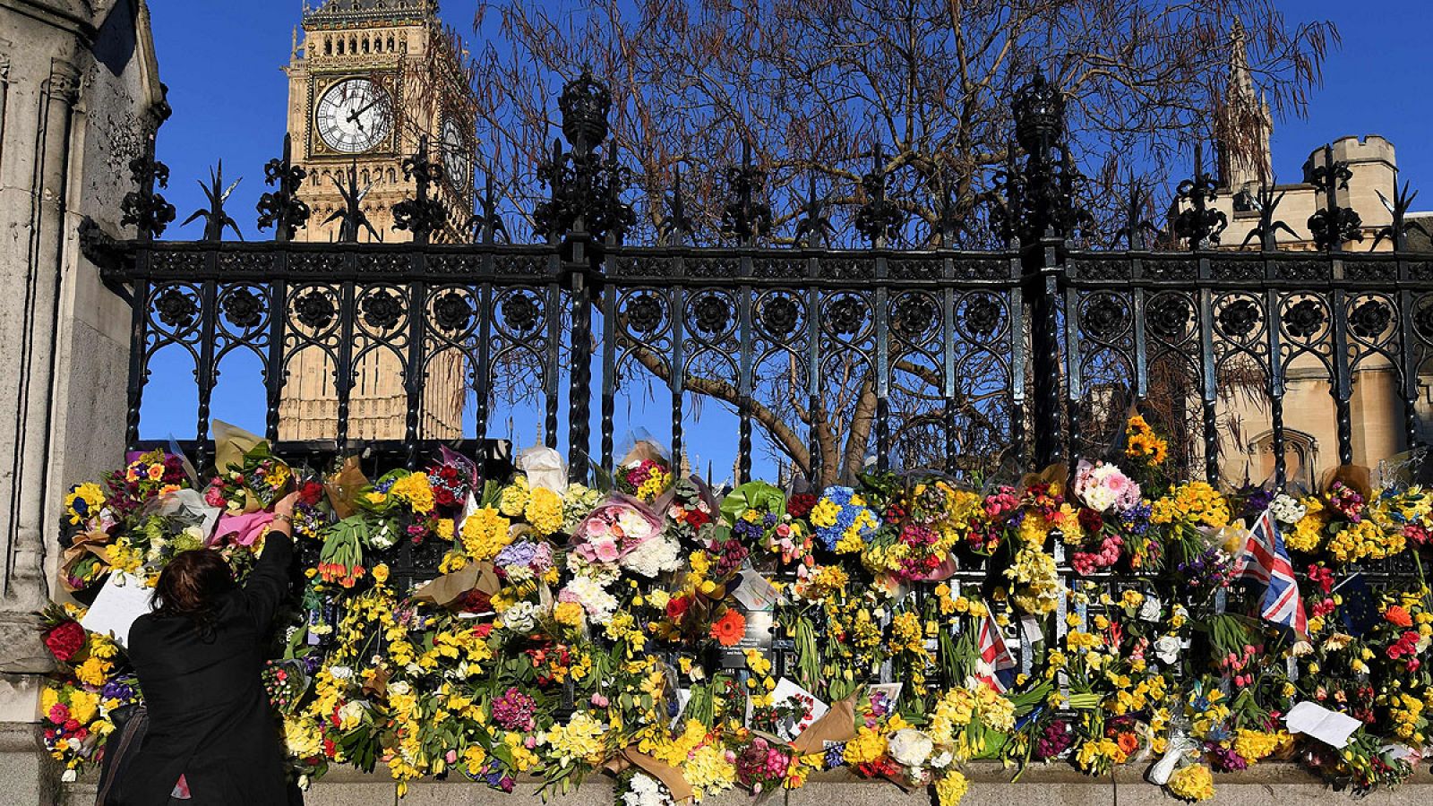Flores junto al Parlamento británico recuerdan a las víctimas del atentado