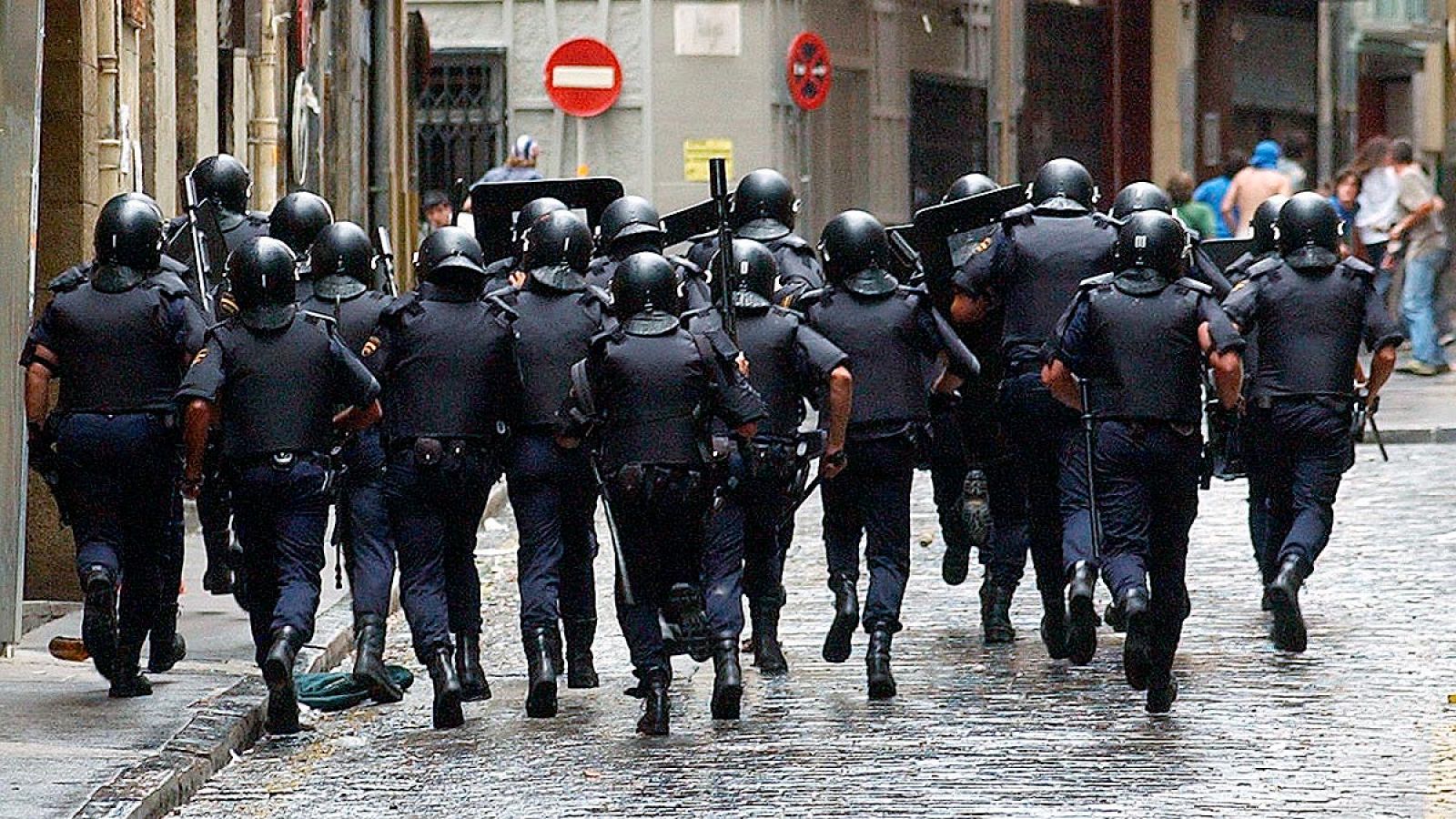 Foto de archivo con miembros de la Policía Nacional durante una carga