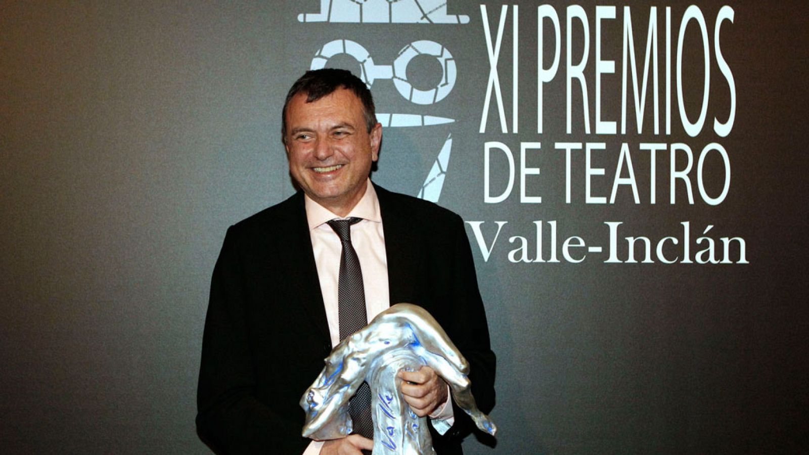 Ernesto Caballero tras recoger el premio Valle-Inclán de Teatro