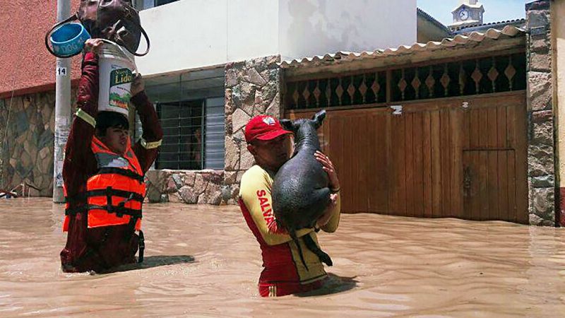 Residentes de la localidad de Piura, tras las últimas inundaciones al norte de Perú