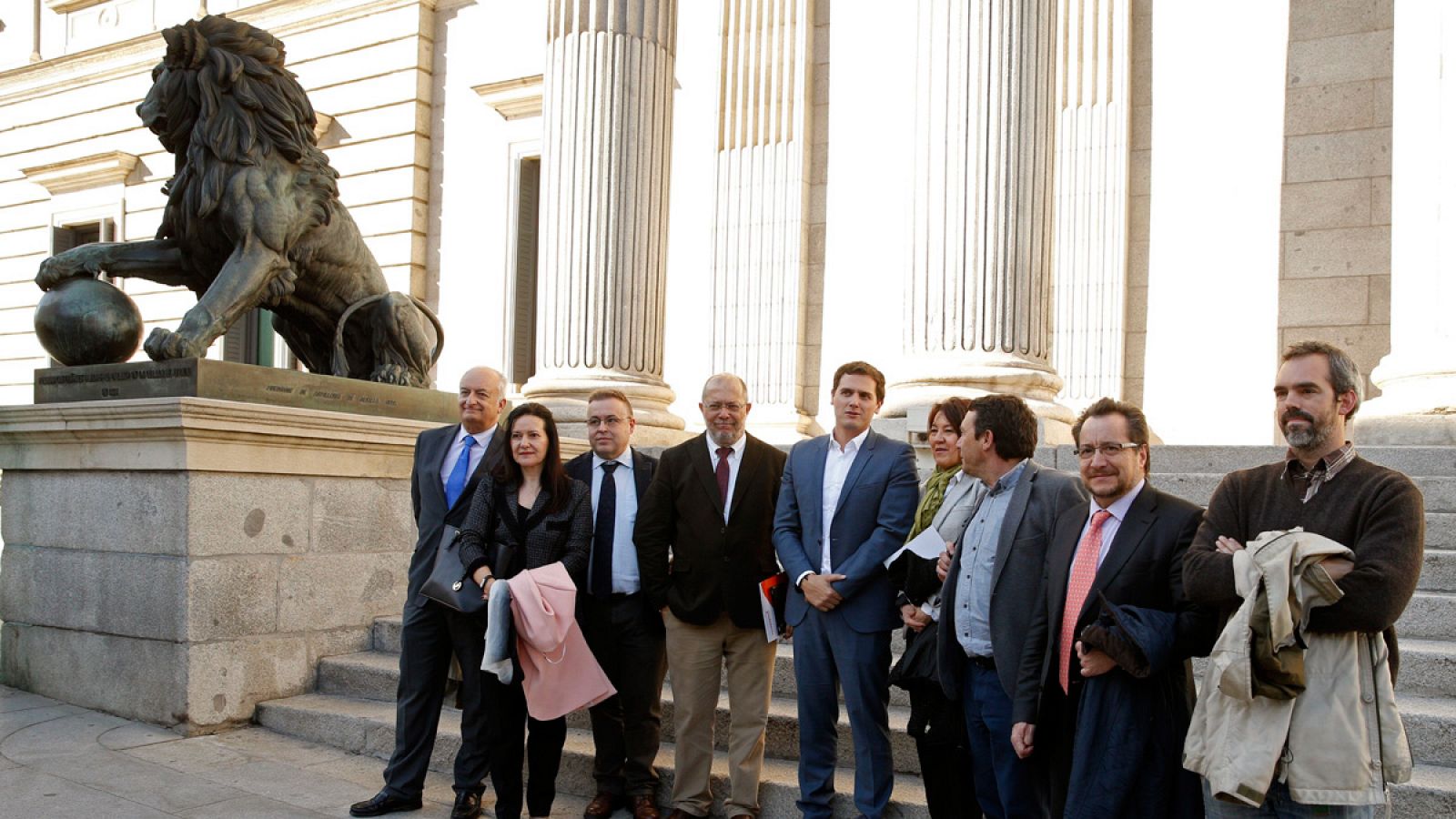 Albert Rivera posa en las puertas del Congreso con representantes de asociaciones que defienden la muerte digna.