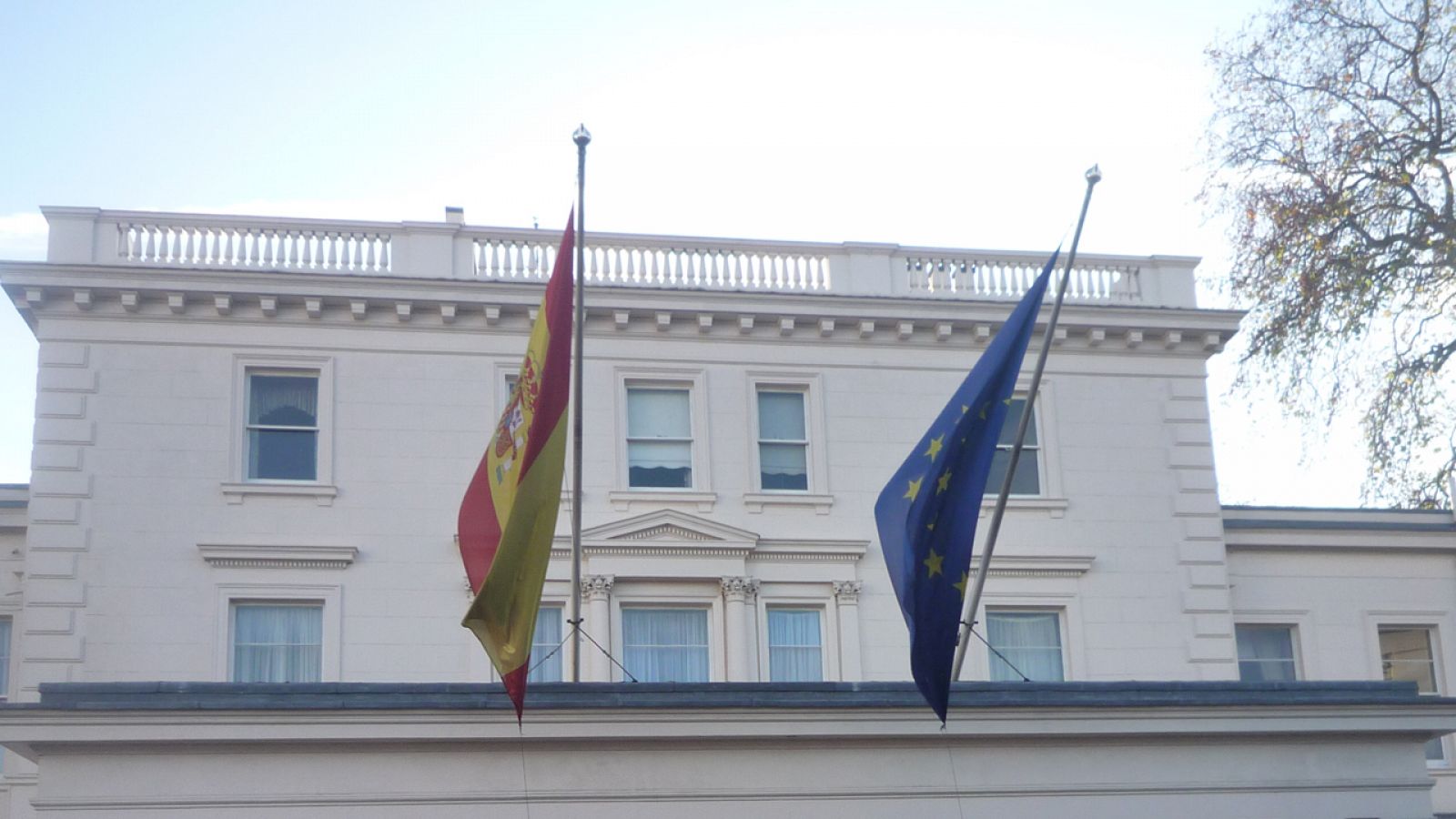 La bandera española y de la UE ondea sobre la embajada española en Londres.