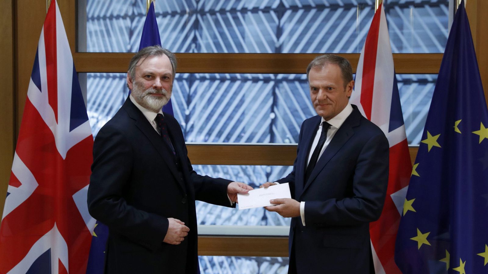 El presidente del Consejo Europeo, Donald Tusk recibe la carta que activa el proceso de salida de Reino Unido de la Unión de manos del embajador británico ante la Unión Europea, Tim Barrow.