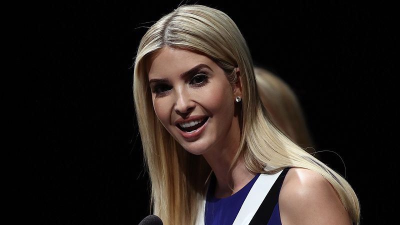 La hija del presidente de EE.UU Donald Trump, Ivanka Trump, durante un encuentro con estudiantes en el Museo Nacional del Aire y el Espacio de Estados Unidos.