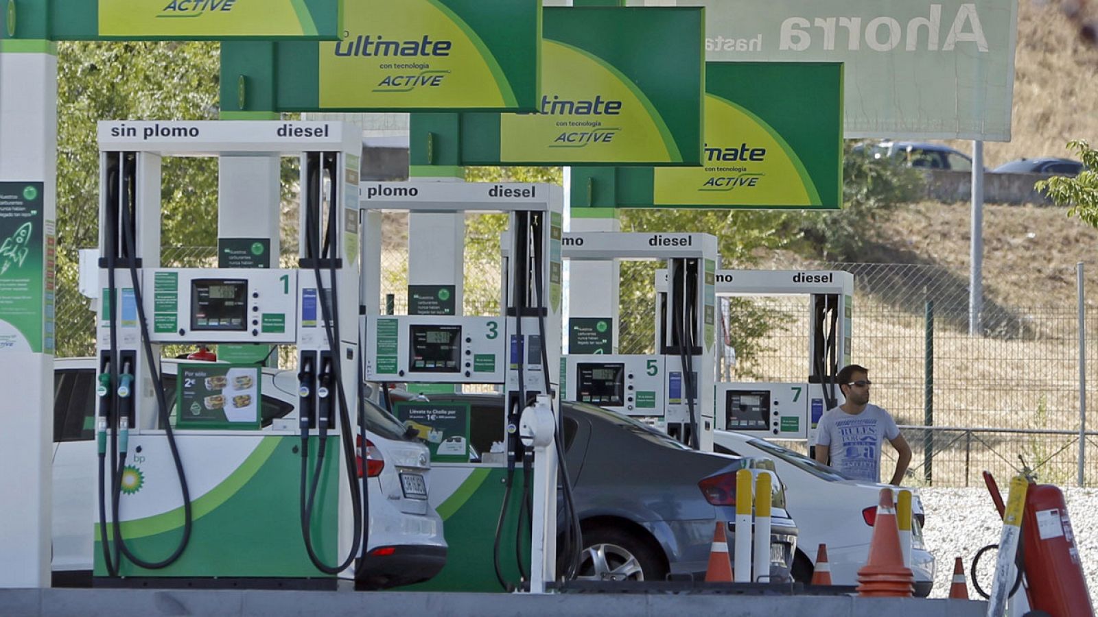 Un hombre reposta en una gasolinera de Madrid en una imagen de archivo