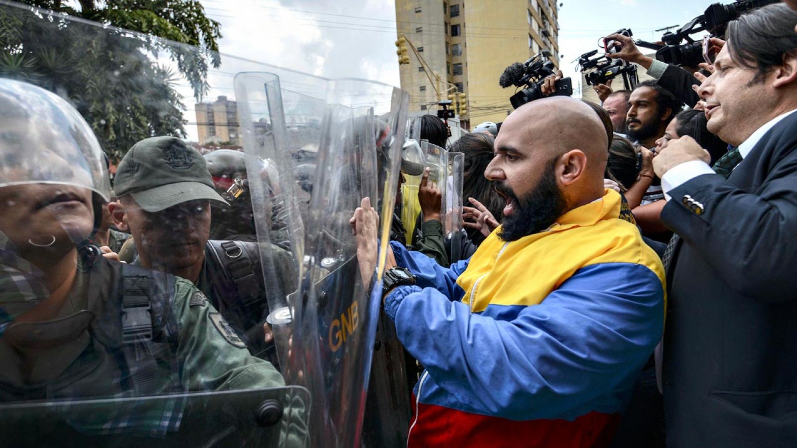 Diputados de la oposición de Venezuela se enfrentan a la Guardia Nacional ante el Tribunal Supremo, en Caracas