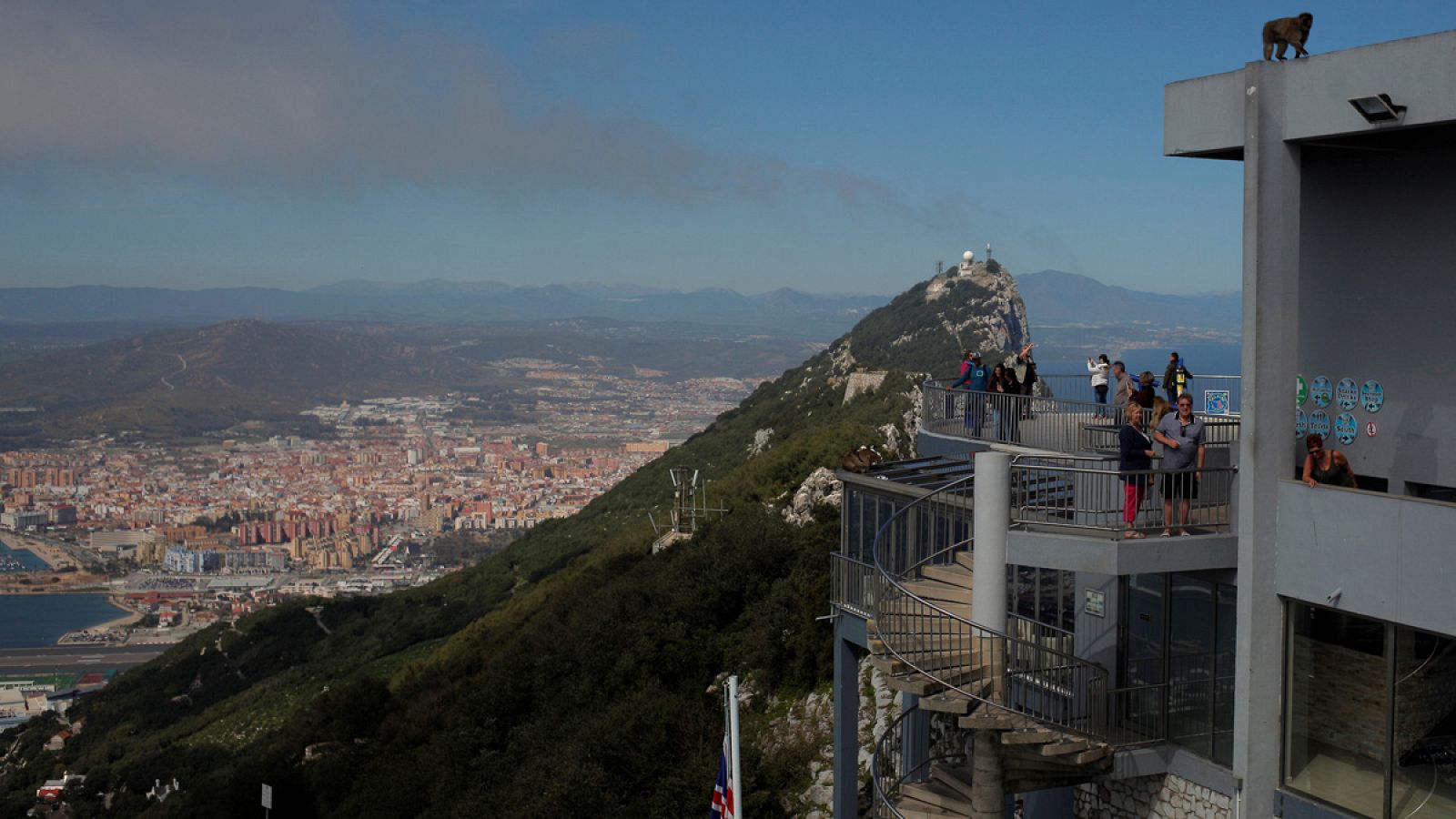 Turistas asomados en una terraza en lo alto del peñón de Gibraltar