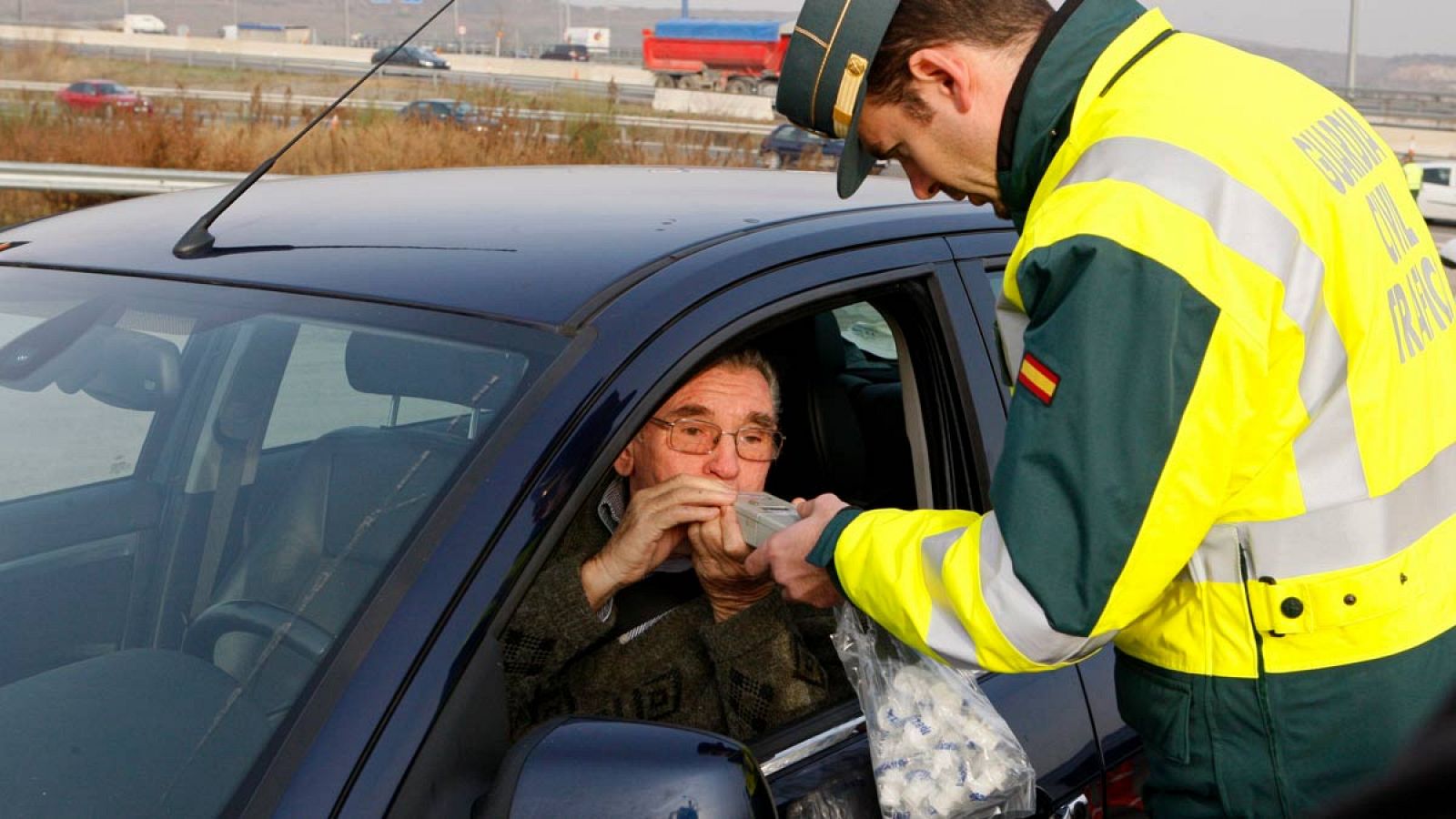 La Guardia Civil realiza un control de alcoholemia en Madrid.