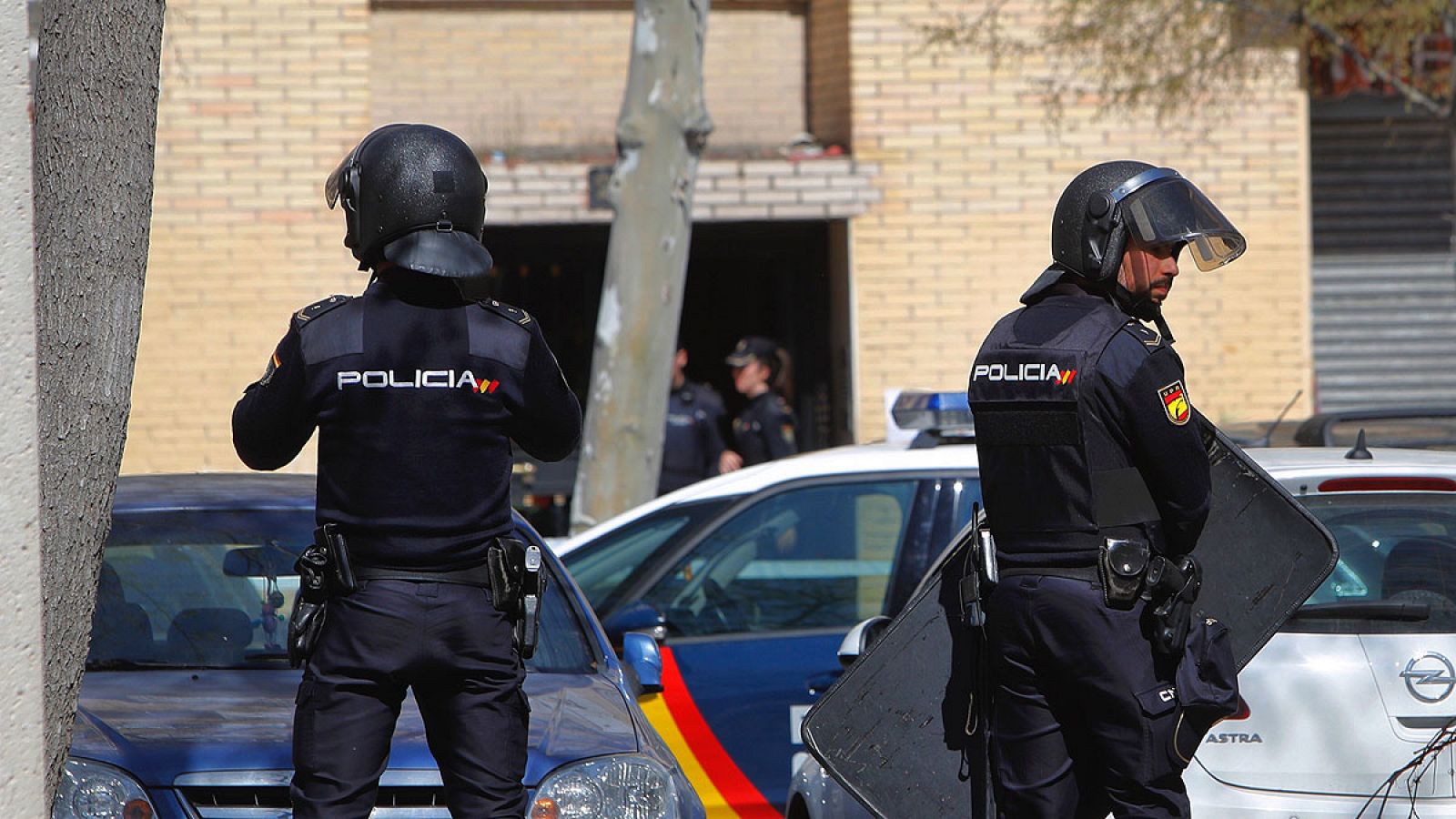 Dos agentes de policía en Madrid