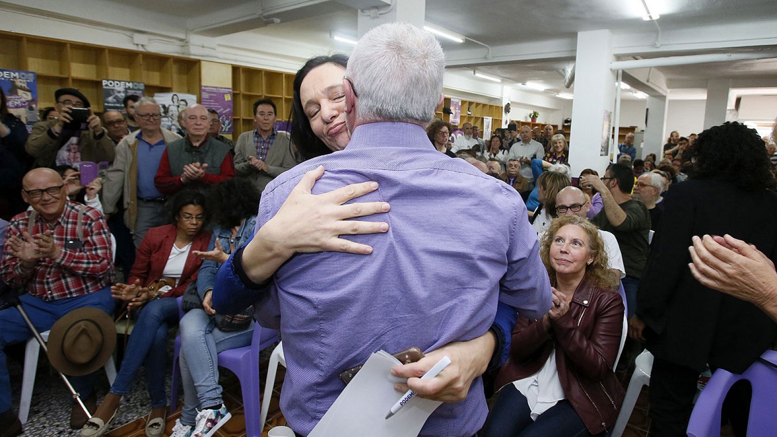 Carolina Bescansa abraza a Antonio Montiel, secretario general de Podemos en la Comunidad Valenciana, en la nueva sede del partido en Alicante