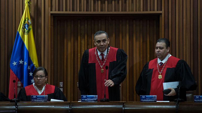 El presidente del Tribunal Supremo de Justicia de Venezuela, Maickel Moreno, junto con sus colegas el pasado sábado.